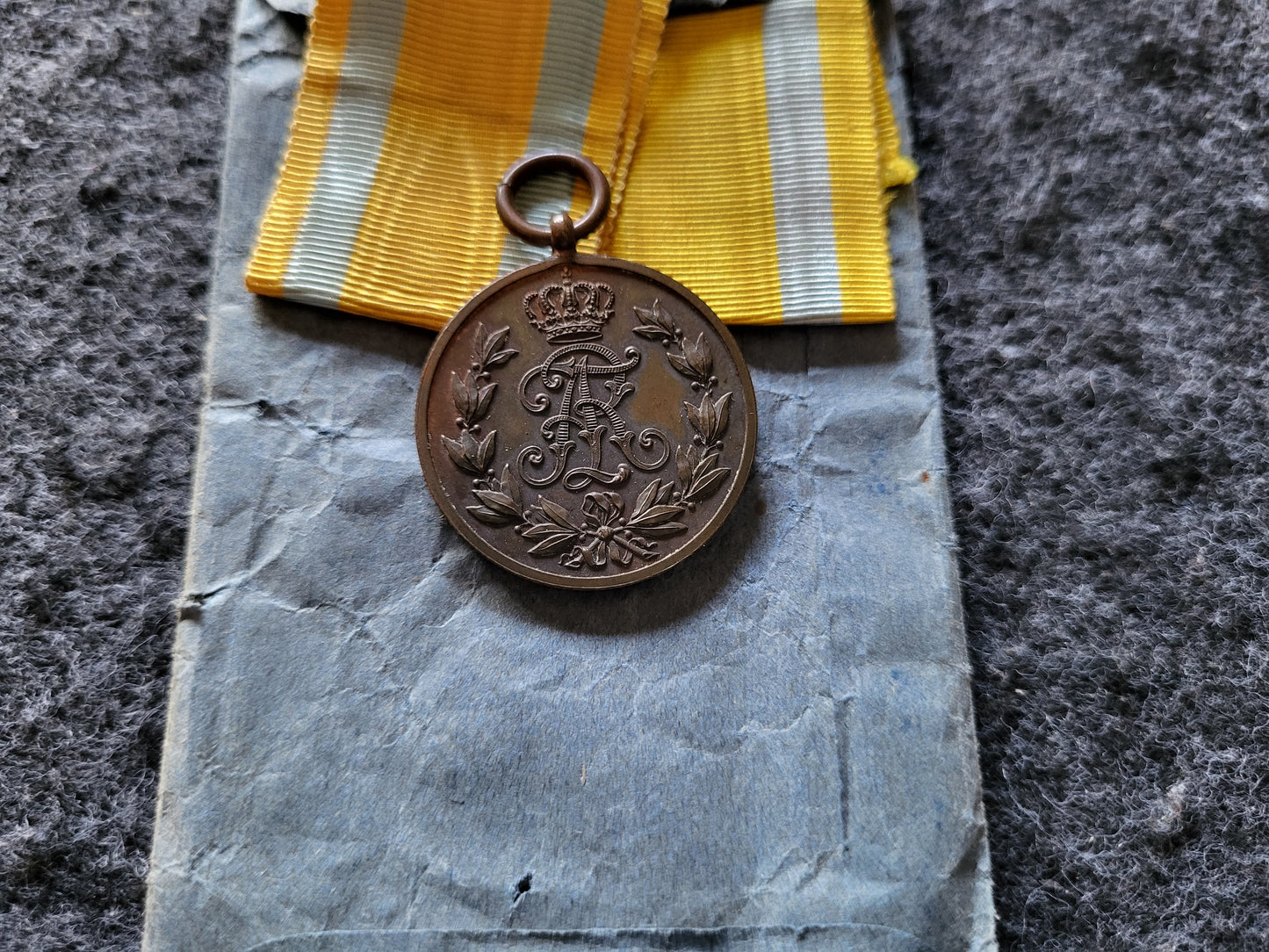 Friedrich August Medallie mit Band, Feldspange und original Tüte (!)