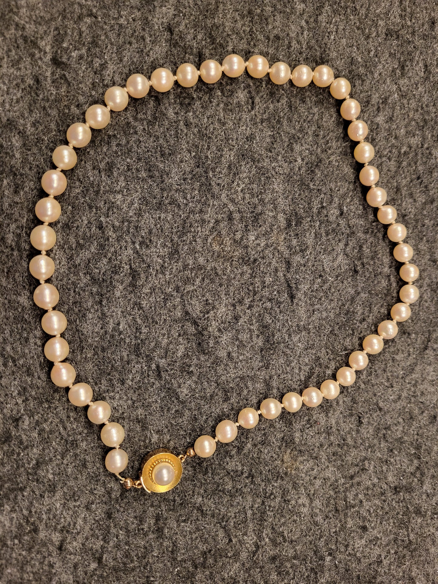 Perlenkette mit natürlichen Perlen, sehr massiver 585er Gelbgold Verschluss