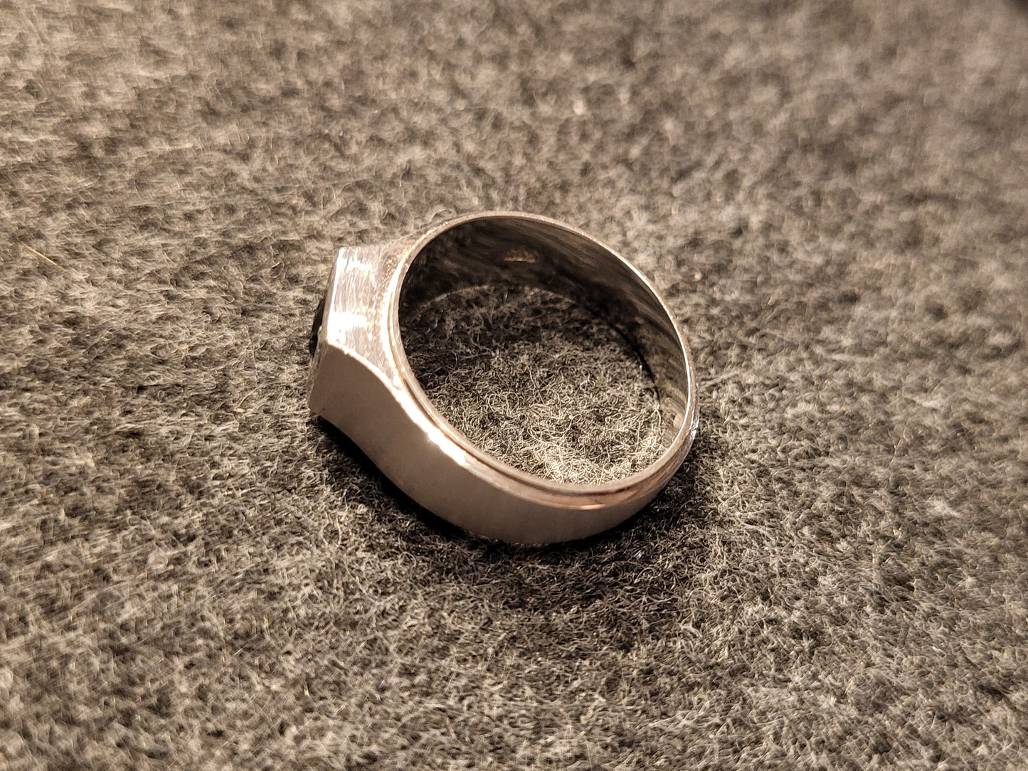 Weißgoldring mit blauem Saphir 20mm Durchmesser, 6,25g