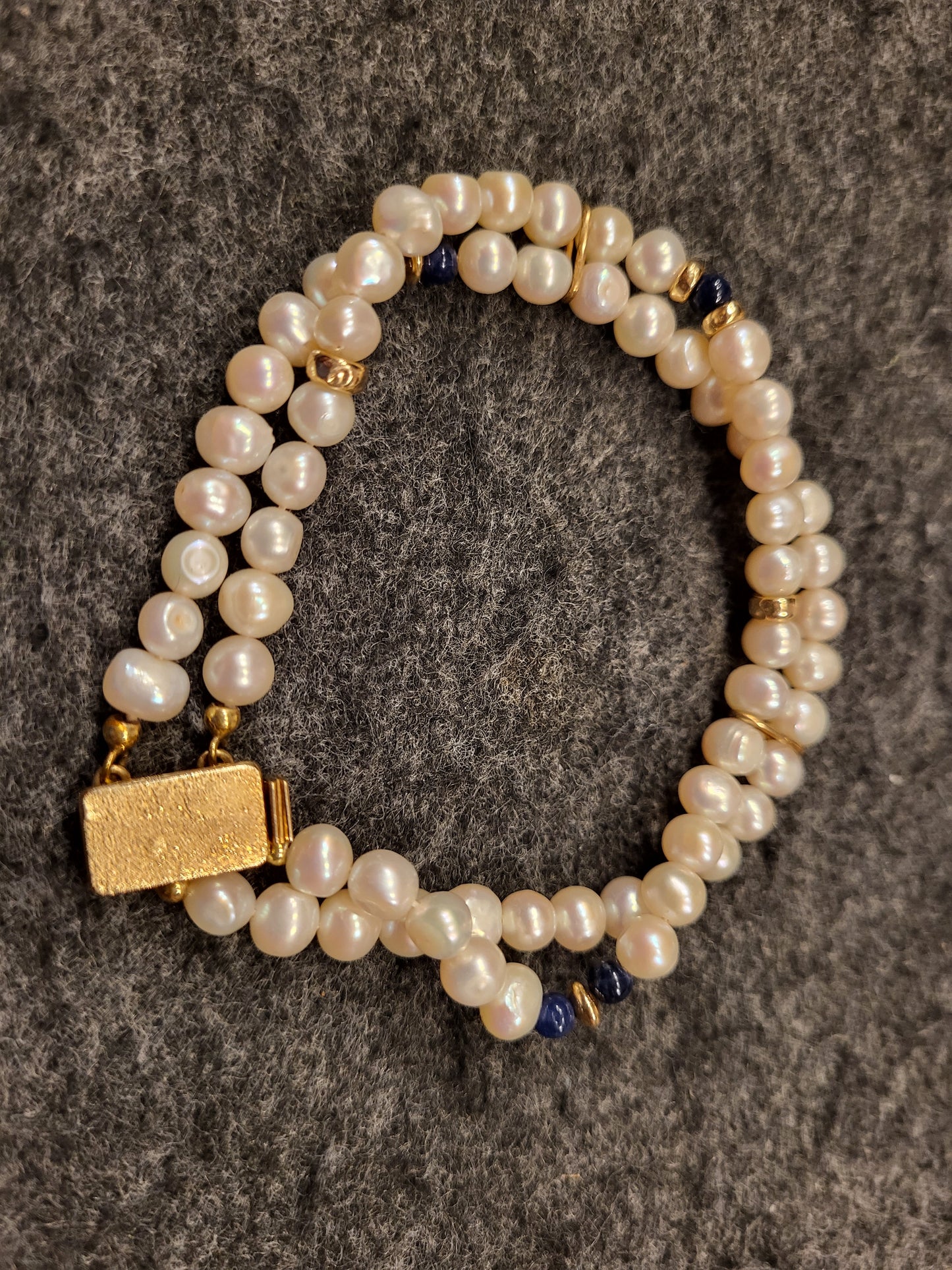 Perlen Armband mit kleinen Saphir Perlen, Gold Perlen und 585er Gelbgold Verschluss