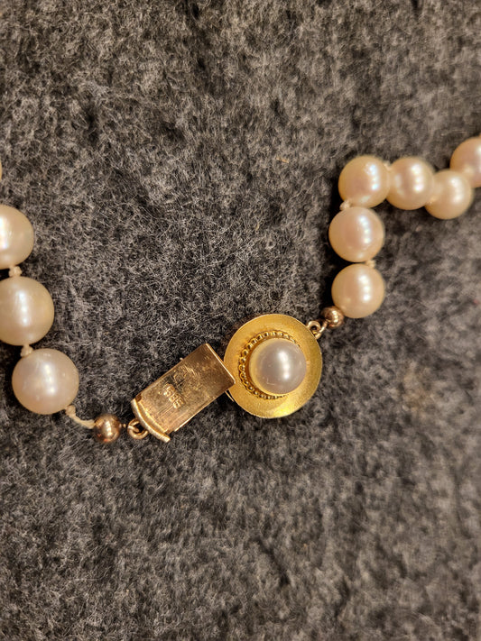Perlenkette mit natürlichen Perlen, sehr massiver 585er Gelbgold Verschluss