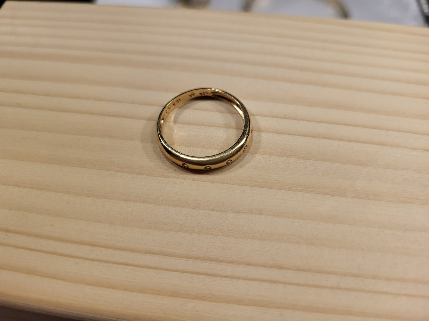 Goldring 1,96g 58ter Gelbgold mit fünf Brillianten, 18mm Durchmesser
