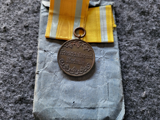 Friedrich August Medallie mit Band, Feldspange und original Tüte (!)