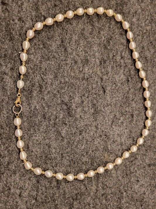 Perlenkette mit natürlichen Perlen und kleinen Gold Perlen und Verschluss 585er Gelbgold