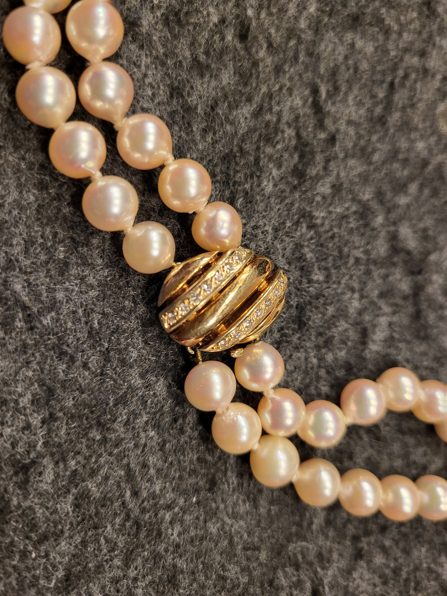 Perlenkette mit natürlichen Perlen und 585er Gelbgold Verschluss mit Brillianten