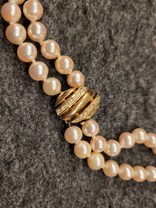 Perlenkette mit natürlichen Perlen und 585er Gelbgold Verschluss mit Brillianten