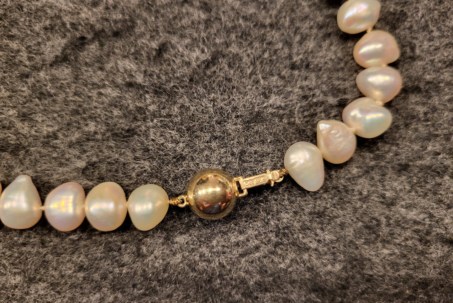 Perlenkette aus natürlichen Perlen mit 585er Gelbgold Perle und verschluss