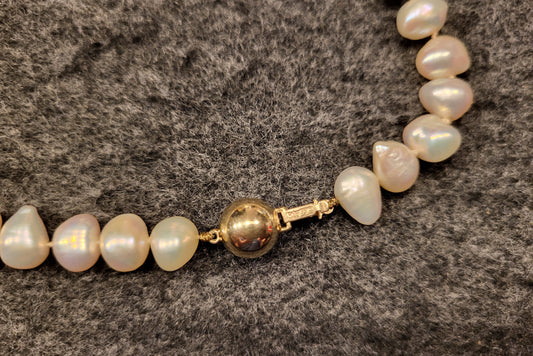Perlenkette aus natürlichen Perlen mit 585er Gelbgold Perle und verschluss