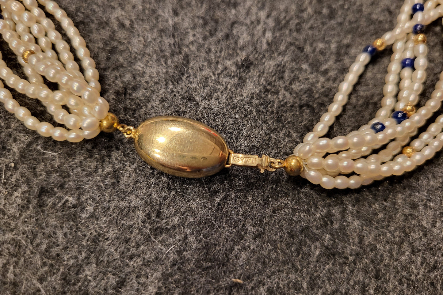 Perlenkette mit sehr vielen natürlichen Perlen, Lapislazuli und 585er Gelbgold Verschluss