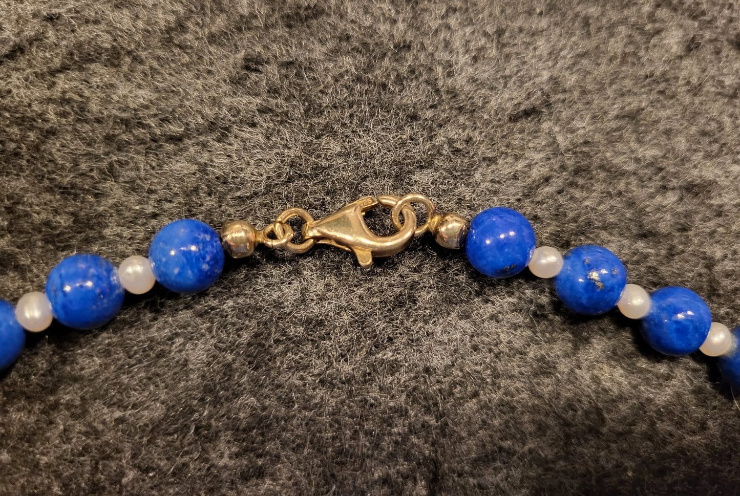Lapislazuli Halskette mit natürlichen Perlen und 925er Silber Verschluss