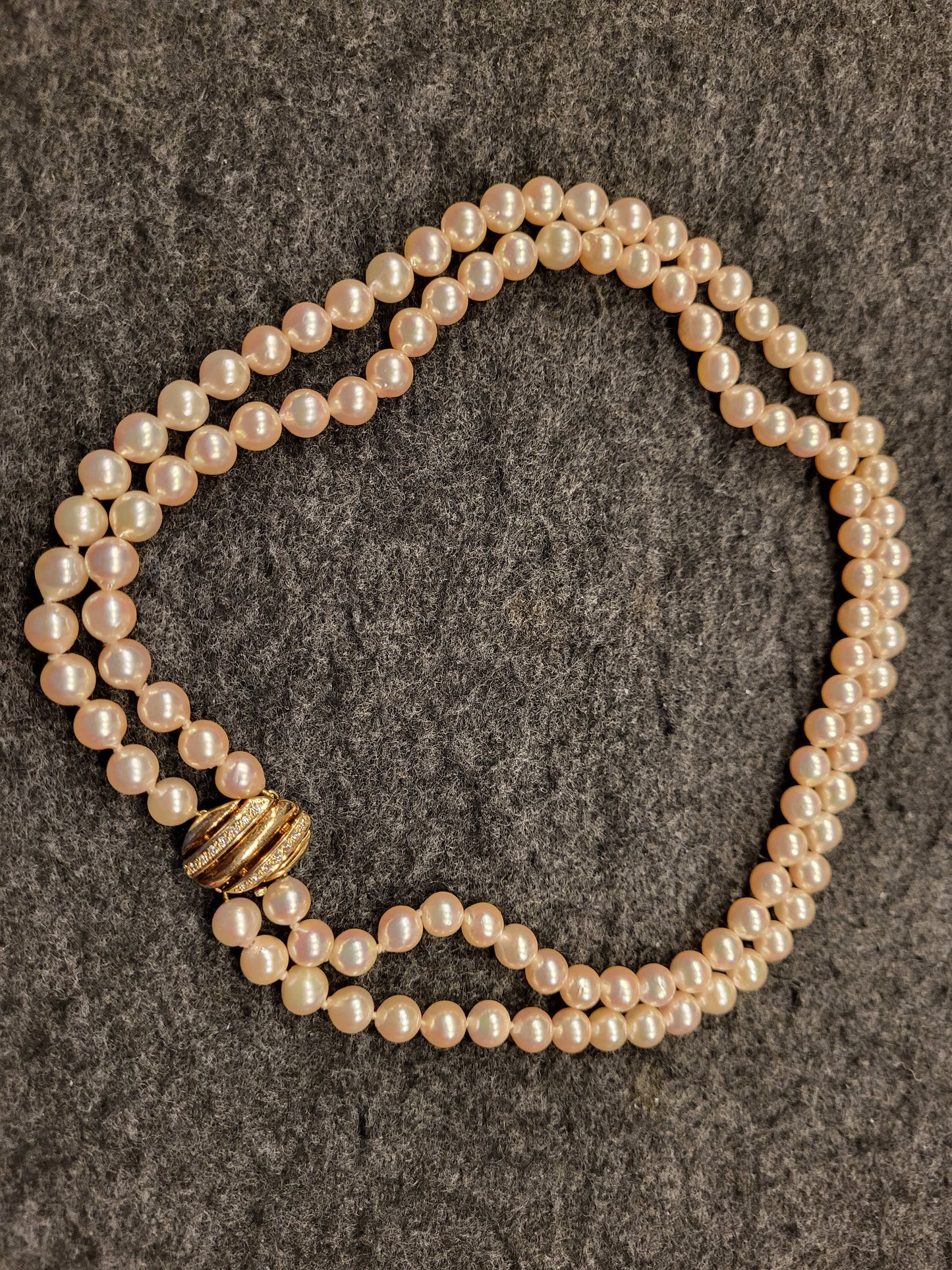 Perlenkette mit natürlichen Perlen und 585er Gelbgold Verschluss mit Brillianten