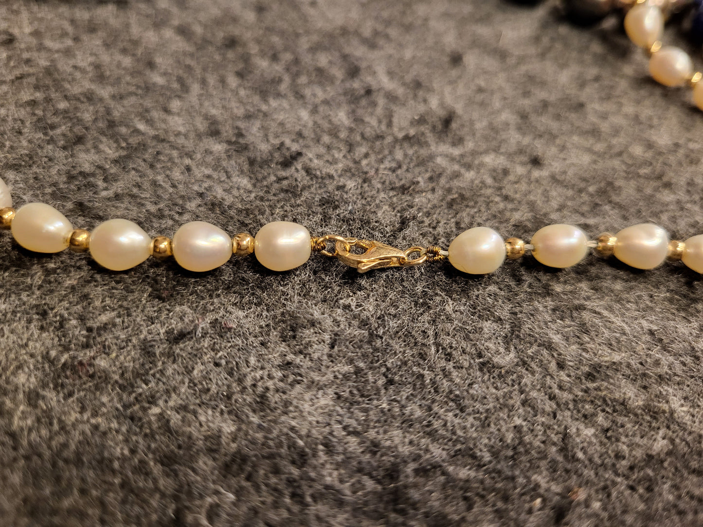 Perlenkette mit natürlichen Perlen und kleinen Gold Perlen und Verschluss 585er Gelbgold