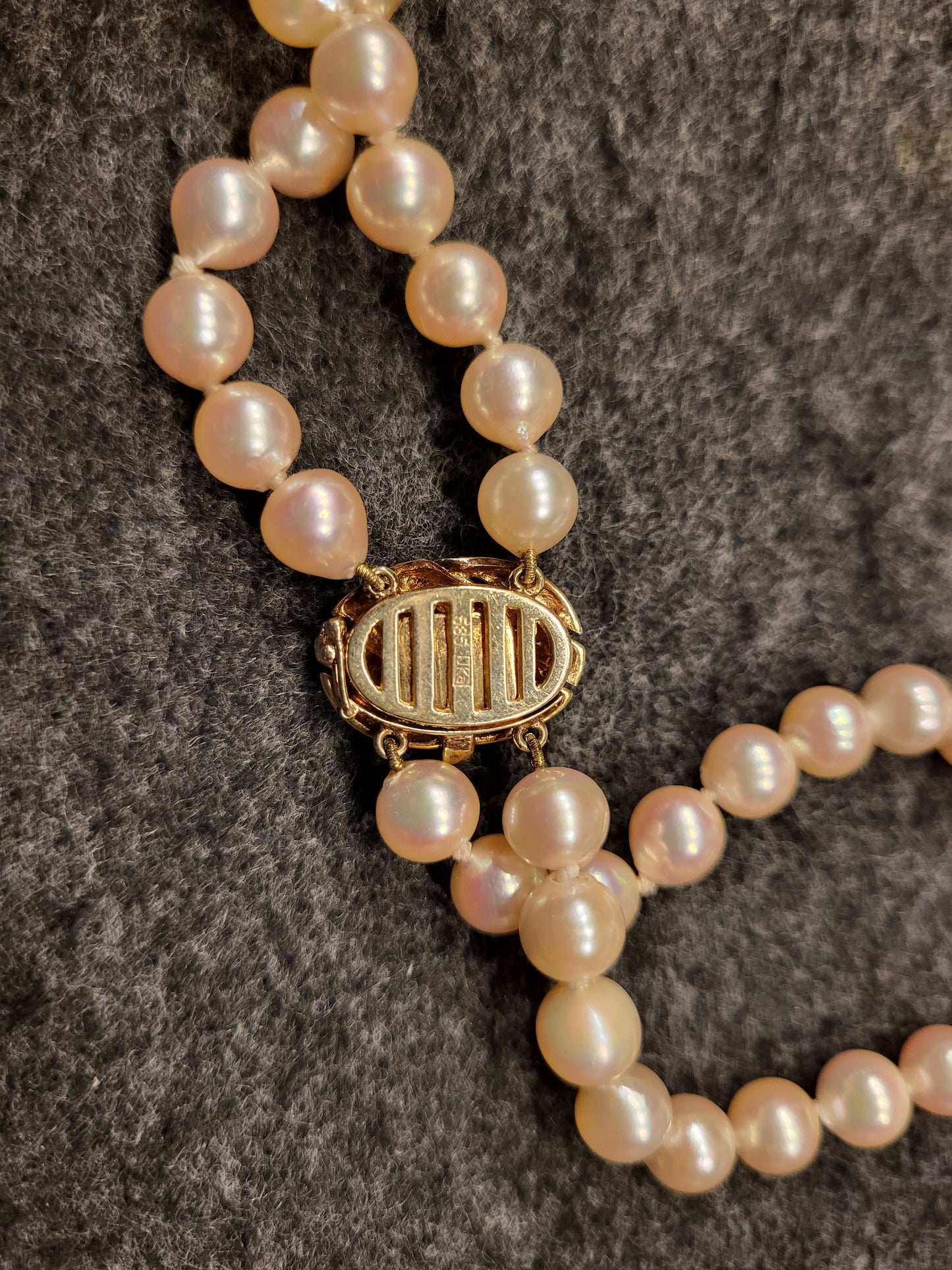 Perlenkette mit natürlichen Perlen und 585er Gelbgold Verschluss mit Brillianten