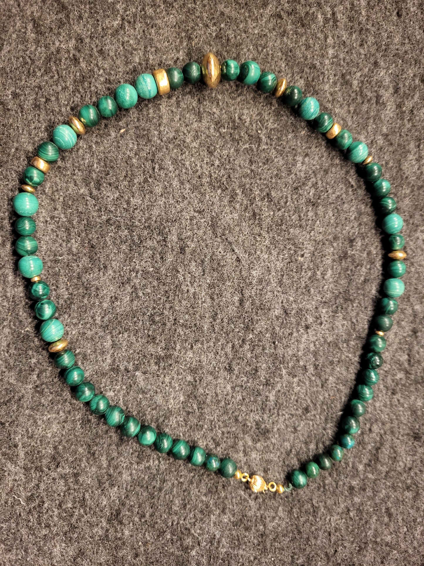 Malachit Halskette mit 585er Gelbgold Perlen und Verschluss