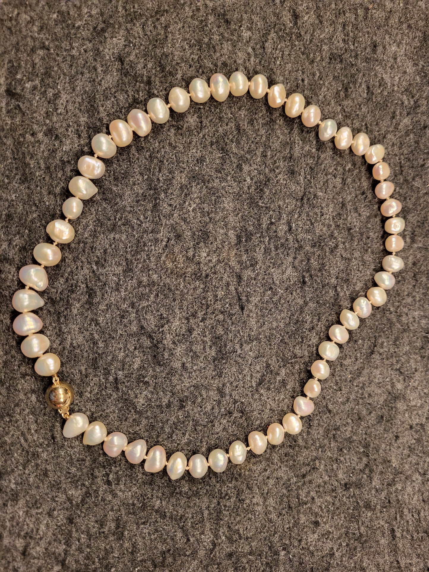 Perlenkette aus natürlichen Perlen mit 585er Gelbgold Perle und verschluss